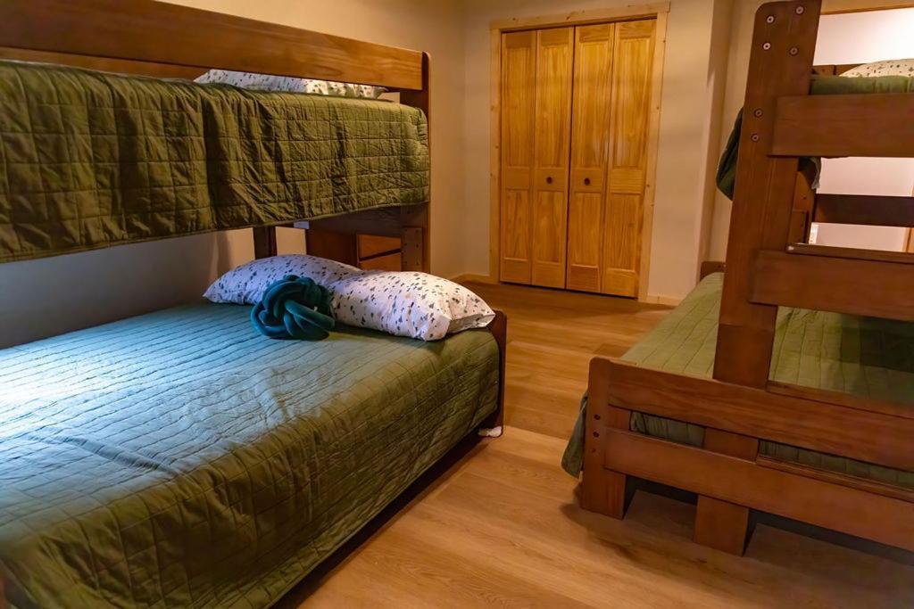 Twelve Pines Resort - South Lodge With Private Pier On Catfish Lake Eagle River Buitenkant foto