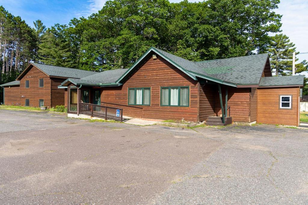 Twelve Pines Resort - South Lodge With Private Pier On Catfish Lake Eagle River Buitenkant foto